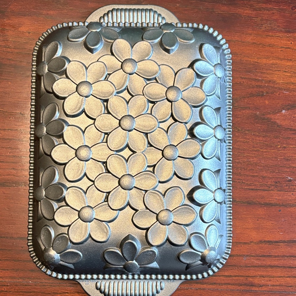 Nordic Ware Daisy Cake Pan